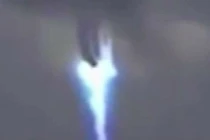 Phát hiện UFO đi “đường tắt vũ trụ” xuống Trái đất?