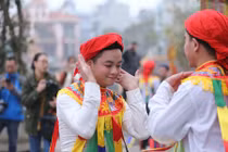 Xem trai làng Triều Khúc giả gái lẳng lơ múa điệu con đĩ đánh bồng