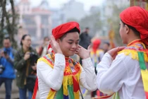 Xem trai làng Triều Khúc giả gái lẳng lơ múa điệu con đĩ đánh bồng