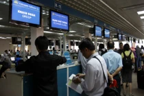 Nữ khách 'tung cước' đạp nam NV hàng không ở Tân Sơn Nhất