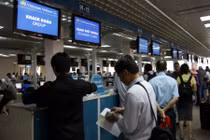 Nữ khách 'tung cước' đạp nam NV hàng không ở Tân Sơn Nhất