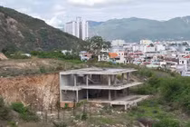 Di tích lầu Bảo Đại ở Nha Trang bị "phá nát", ai chịu trách nhiệm?