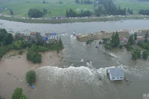 Hình ảnh vỡ đê gây ngập lụt nghiêm trọng ở Trung Quốc