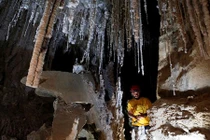 Đột nhập hang muối dài nhất thế giới ở Israel