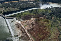 Hình ảnh đập Oroville ở California sắp vỡ nhìn từ trên cao