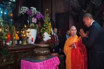 Ảnh Tổng thống Obama thăm chùa Ngọc Hoàng, ghé quán trà đá trên CNN