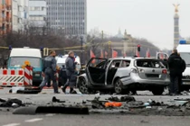 Hiện trường ô tô phát nổ kinh hoàng giữa thủ đô Berlin