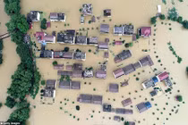 Lũ lụt hoành hành, Trung Quốc chìm trong biển nước