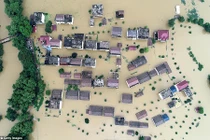 Lũ lụt hoành hành, Trung Quốc chìm trong biển nước