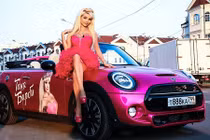 Bất ngờ cuộc sống của “búp bê Barbie” đời thực