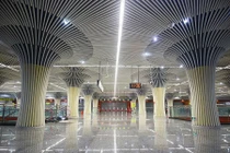 Ngỡ ngàng ga tàu điện ngầm như lâu đài tráng lệ ở TQ