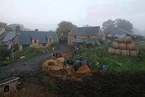 Ngạc nhiên cuộc sống "không" công nghệ của lão nông 70 tuổi