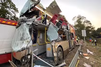 Kinh hoàng xe buýt vỡ nát vì đâm vào cây ở Hong Kong, nhiều thương vong