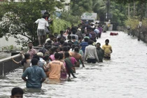 Hình ảnh ngập lụt nghiêm trọng tại Ấn Độ