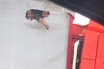 Cảnh người nhập cư tuyệt vọng đục lỗ trên thùng xe tải để thở gây sốc