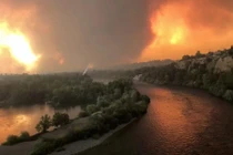 Cảnh cháy rừng ngùn ngụt ở California, 10 nghìn người sơ tán