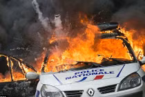 Hình ảnh người biểu tình đốt cháy xe cảnh sát Pháp