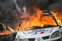 Hình ảnh người biểu tình đốt cháy xe cảnh sát Pháp