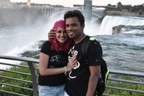 Chụp ảnh tự sướng trên vách đá, 2 vợ chồng nhận cái kết thảm