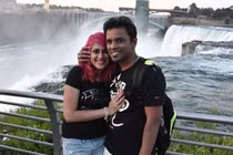 Chụp ảnh tự sướng trên vách đá, 2 vợ chồng nhận cái kết thảm