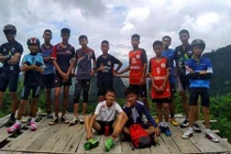 Huấn luyện viên đội bóng Thái Lan mất tích: Người hùng hay tội đồ?