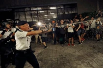 Hong Kong khủng hoảng chính trị, đụng độ dữ dội bùng phát