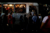 Khốn khổ cuộc sống chìm trong bóng tối của người dân Venezuela