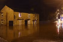 Hình ảnh ngập lụt kinh hoàng ở nước Anh vì bão Angus