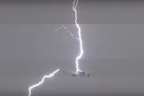 Kinh hoàng sét đánh trúng máy bay chở khách giữa không trung