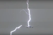 Kinh hoàng sét đánh trúng máy bay chở khách giữa không trung