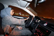 Hình ảnh phụ nữ Ả-rập Xê-út vui mừng lái xe giữa đêm