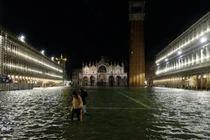 Triều cường đạt đỉnh trong 50 năm, thành phố Venice chìm trong biển nước
