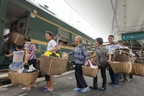 Đoàn tàu đặc biệt phục vụ nông dân Trung Quốc bán rau 