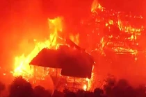 Hãi hùng cảnh biển lửa thiêu rụi lâu đài cổ 600 tuổi ở Nhật