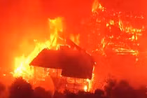 Hãi hùng cảnh biển lửa thiêu rụi lâu đài cổ 600 tuổi ở Nhật