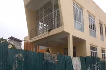 Video: Trạm y tế chục tỷ bỏ không, trở thành nơi trồng rau, phóng uế ở Hà Nội