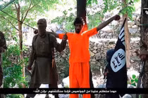 Rùng mình đao phủ nhí IS hành quyết “gián điệp” Afghanistan