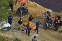 Mở vali vớt từ hồ nước, điều tra viên chết lặng trước cảnh tượng này