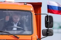 Tổng thống Putin lái xe tải qua cầu nối Nga và Crimea