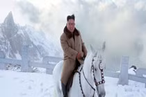 ​Lãnh đạo Triều Tiên Kim Jong Un cưỡi ngựa tới thăm núi Paekdu