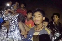 Đội bóng Thái Lan đang được đưa ra khỏi hang bằng cách nào?