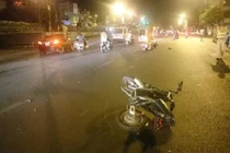 Xe cứu thương phóng nhanh gây tai nạn liên hoàn tại HN