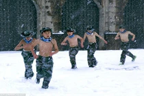 Trẻ em Trung Quốc cởi trần, “khổ luyện” giữa mưa tuyết