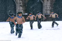 Trẻ em Trung Quốc cởi trần, “khổ luyện” giữa mưa tuyết