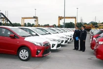 Xe nhập tắc đường về, ôtô mùa Tết tăng giá