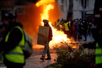 Phe “Áo vàng” vẫn biểu tình dữ dội tại Pháp trước Giáng sinh