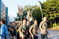 Ảnh: Binh sĩ Trung Quốc bất ngờ xuất hiện, dọn dẹp đường phố Hong Kong