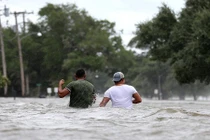 Siêu bão Barry đổ bộ vào Mỹ, đường phố biến thành sông