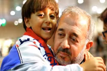 Cuộc sống mới của người tị nạn bị phóng viên ngáng chân