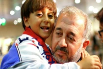 Cuộc sống mới của người tị nạn bị phóng viên ngáng chân